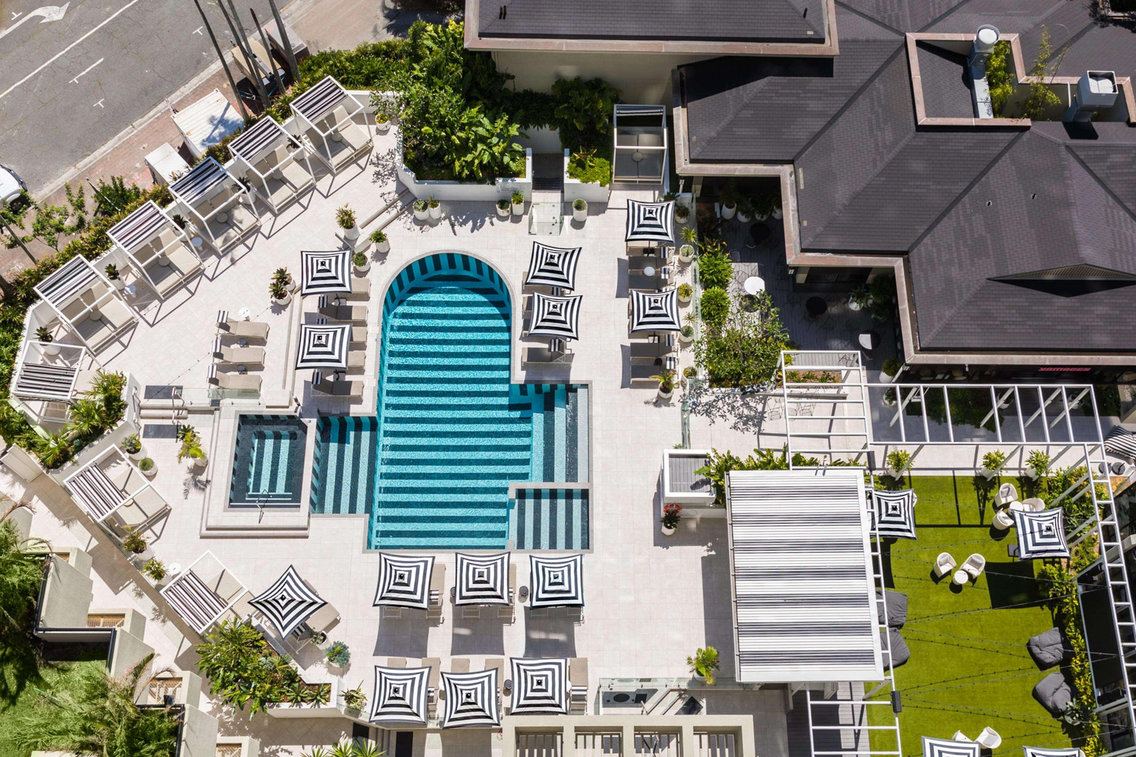 Qt Gold Coast Hotel Luaran gambar Aerial view of the pool at the W Brisbane