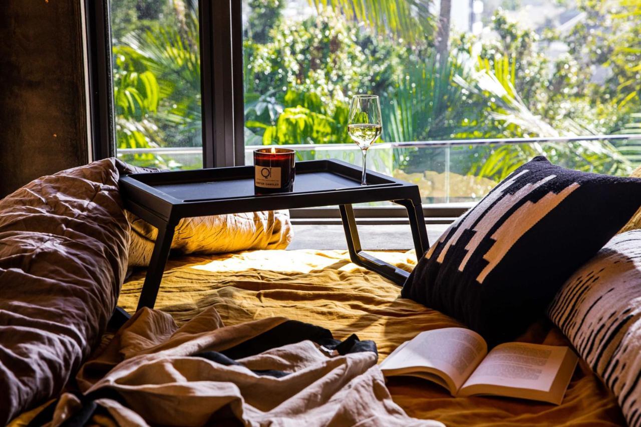 Qt Gold Coast Hotel Luaran gambar A bed table