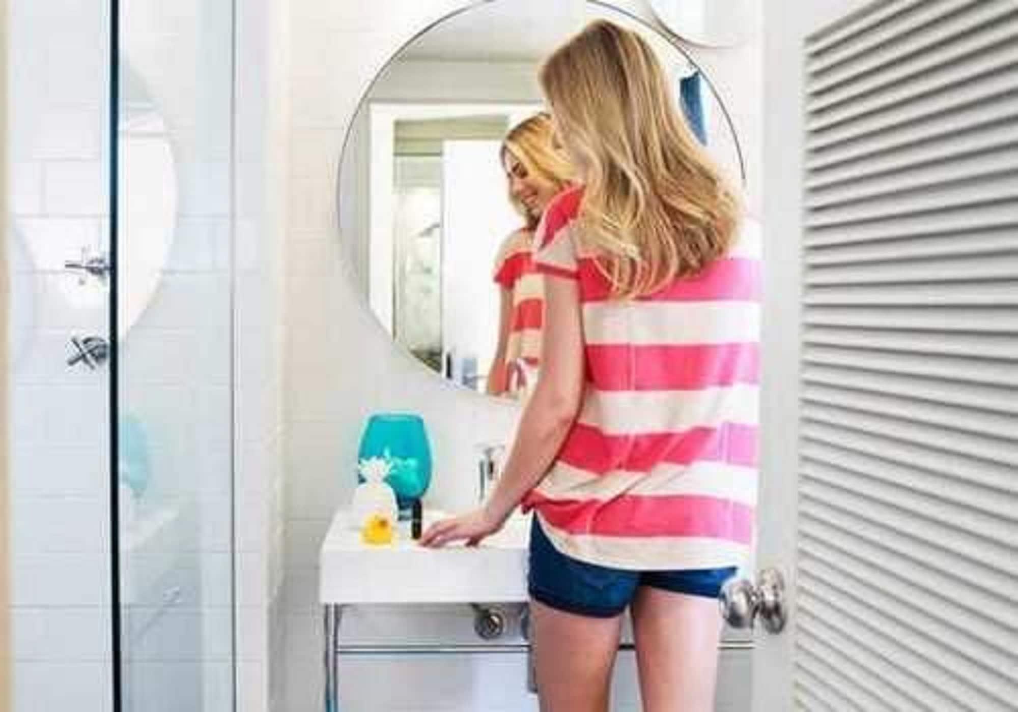 Qt Gold Coast Hotel Luaran gambar A woman in a bathroom